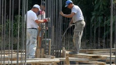 Καταβάλλεται τη Μ. Τετάρτη το αδειοδωρόσημο Πάσχα 2025 σε εργατοτεχνίτες οικοδόμους