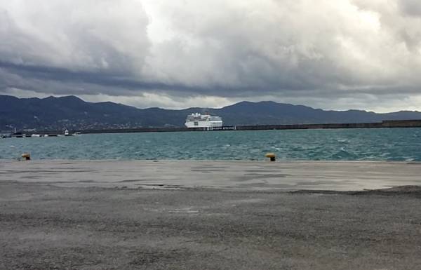 Λόγω καιρού δεν έδεσε στο λιμάνι της Καλαμάτας το "Costa neo Romantica"