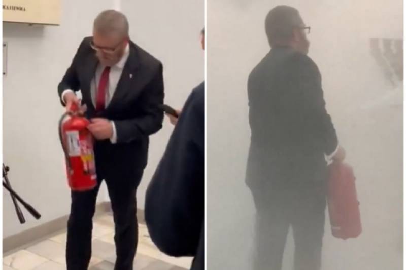 Πολωνία: Ακροδεξιός βουλευτής άδειασε πυροσβεστήρα σε μια μενορά στο κοινοβούλιο (βίντεο)