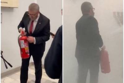 Πολωνία: Ακροδεξιός βουλευτής άδειασε πυροσβεστήρα σε μια μενορά στο κοινοβούλιο (βίντεο)