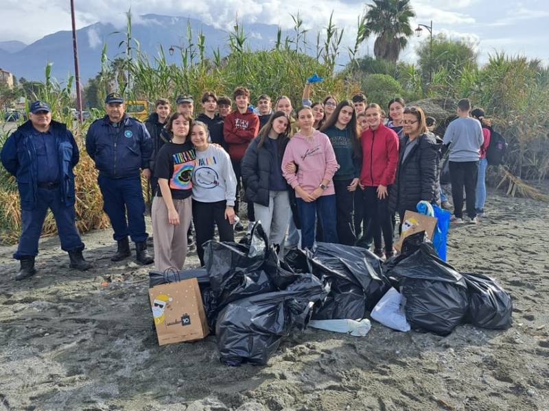 4ο Γυμνάσιο Καλαμάτας: Περιβαλλοντική δράση καθαρισμού ακτής