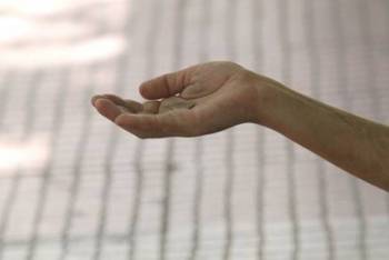 Εβαζαν τα ανήλικα παιδιά τους να ζητιανεύουν στο Παράλιο Αστρος, αλλά συνελήφθησαν