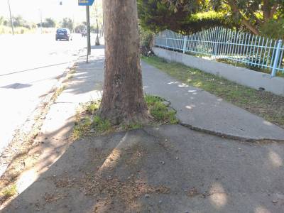 “Εσκασε” το πεζοδρόμιο