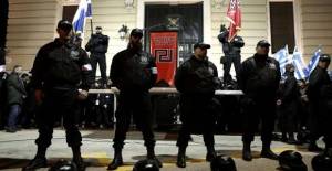 Χρυσαυγίτες κατέβασαν πανό για το Πολυτεχνείο και συνελήφθησαν