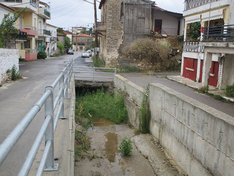 Παραμένει ο κίνδυνος από το ρέμα στη Θουρία