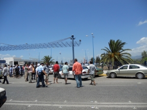 Αποκλεισμός του αεροδρομίου της Καλαμάτας από ιδιοκτήτες ταξί - Επεισόδια με τον πρέσβη του Καζακστάν