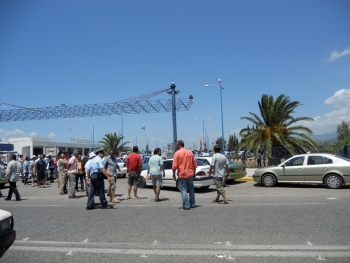 Αποκλεισμός του αεροδρομίου της Καλαμάτας από ιδιοκτήτες ταξί - Επεισόδια με τον πρέσβη του Καζακστάν