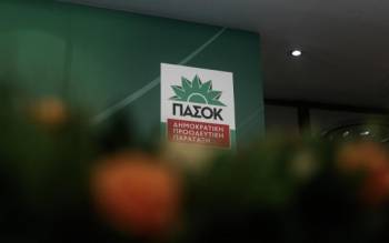 «Ξηλώνουν» φωτογραφίες του Παπανδρέου στη Χαριλάου Τρικούπη