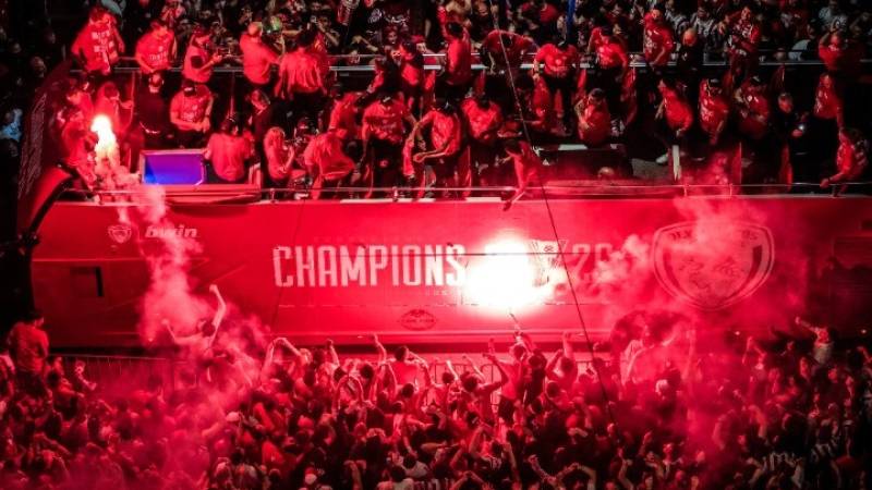 «Ερυθρόλευκη» φιέστα με χιλιάδες φιλάθλους έως τα ξημερώματα στον Πειραιά ο Πρωταθλητής Ευρώπης Ολυμπιακός