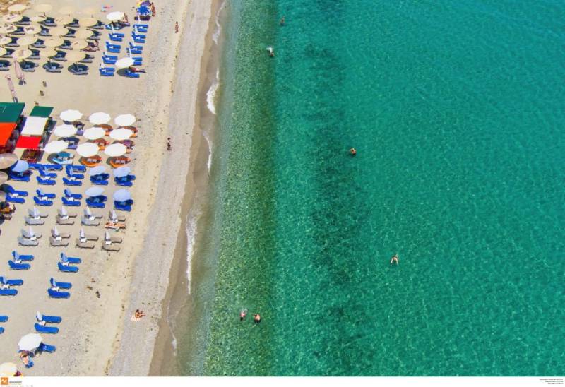 «Κίνημα της πετσέτας»: Ξηλώθηκαν οι πρώτες ξαπλώστρες στην Πάρο (βίντεο)