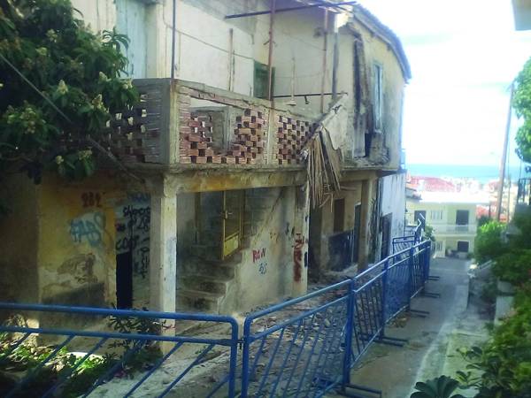 Επικίνδυνο κτήριο απειλεί μαθητές στην Κυπαρισσία