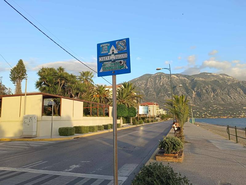 Αμέτρητα αυτοκόλλητα στις πινακίδες...