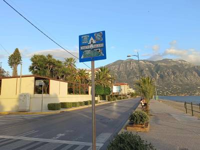 Αμέτρητα αυτοκόλλητα στις πινακίδες...