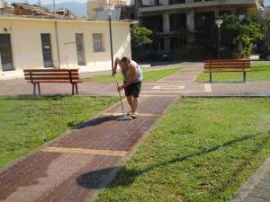 Ο Ηλίας Κρητικός φροντίζει εθελοντικά την παιδική χαρά