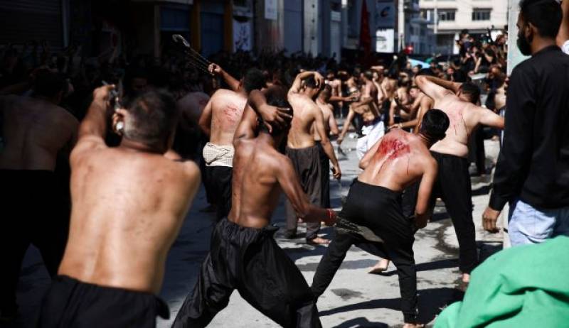 Σιίτες μουσουλμάνοι αναβίωσαν στον Πειραιά το έθιμο του αυτομαστιγώματος