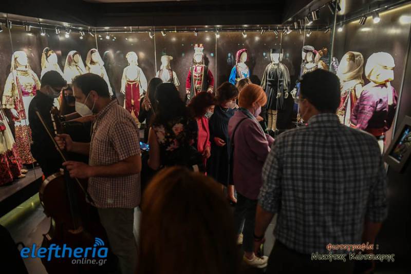 Καλαμάτα: Διεθνής Ημέρα Μουσείων στη Συλλογή Ελληνικών Ενδυμασιών «Βικτωρία Γ. Καρέλια» (φωτογραφίες)