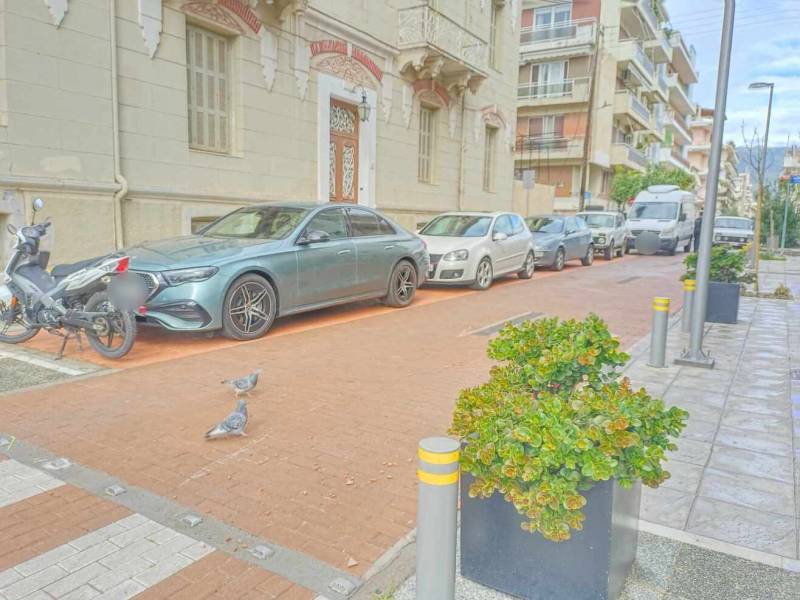 Αυτοκίνητα σε θέσεις για δίκυκλα