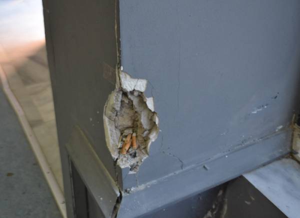 Σβήνουν τα τσιγάρα στην κολόνα στην Κυπαρισσία