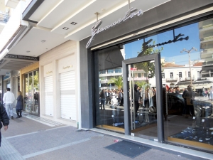 Κλειστά μαγαζιά και πολυκαταστήματα