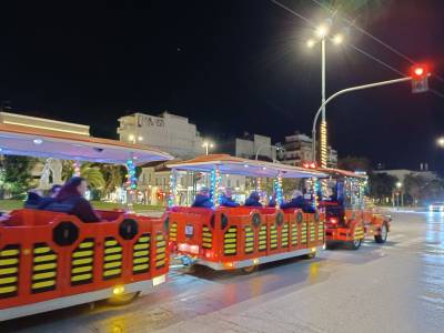 Έτοιμο να σφυρίξει το τουριστικό τρενάκι της Καλαμάτας - Μια νέα γιορτινή εμπειρία (βίντεο+φωτο)