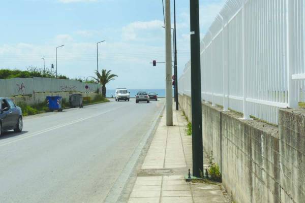 Ανατολικά της Ηρώων στην Παραλία: Κίνδυνοι παντού για πεζούς και ποδηλάτες (φωτογραφίες)