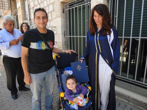 Με το μωρό στην ορκωμοσία