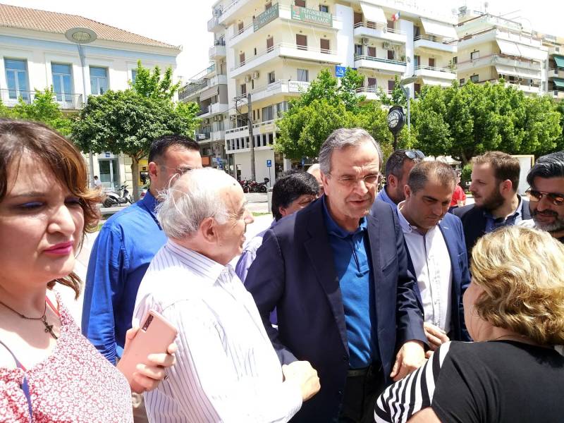 Στην κεντρική πλατεία της Καλαμάτας ο Σαμαράς πριν τις κάλπες