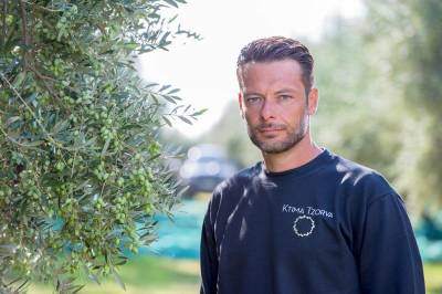 Κτήμα Τζόρβα: Από τα γάντια του τερματοφύλακα στα γάντια του αγρότη