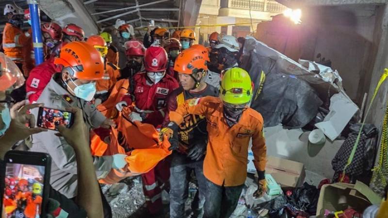 59 άνθρωποι παραμένουν εγκλωβισμένοι στα ερείπια οικοτροφείου που κατέρρευσε στην Ινδονησία