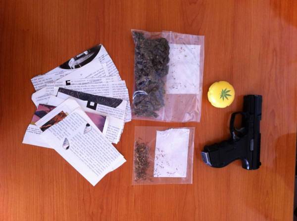 Δύο συλλήψεις για διακίνηση ναρκωτικών και όπλο στην Καλαμάτα