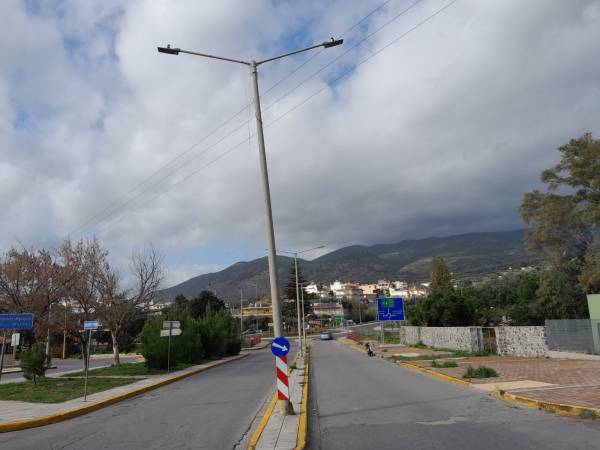 Επικίνδυνη κολόνα βόρεια της Κεντρικής Αγοράς Καλαμάτας