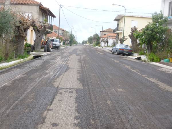 Πέφτει άσφαλτος στα Τσουκαλέικα