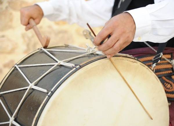 ...νταούλια, κρόταλα χτυπολογούν στο βάθος