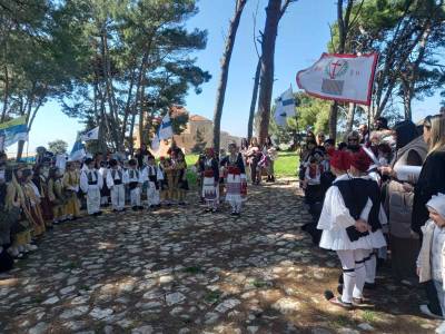 Βιωματικός εορτασμός της 25ης Μαρτίου στο Νιόκαστρο από σχολείο της Κορινθίας (βίντεο-φωτογραφίες)