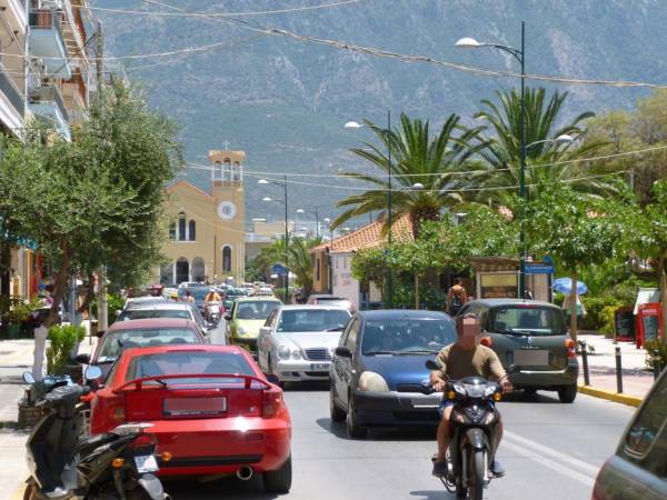 Αγκομαχώντας γύρω από τη Ναυαρίνου