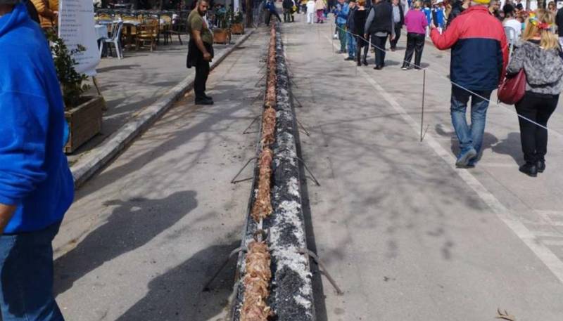 Απόκριες: Με γιγαντιαίο κοντοσούβλι 130 μέτρων γιόρτασαν το Καρναβάλι στην Αμφίκλεια (Βίντεο)