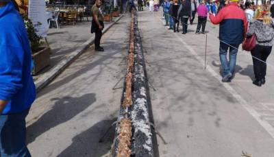 Απόκριες: Με γιγαντιαίο κοντοσούβλι 130 μέτρων γιόρτασαν το Καρναβάλι στην Αμφίκλεια (Βίντεο)