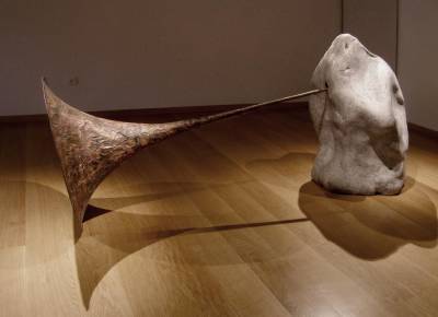 Η ομαδική έκθεση “Avarna Fluida” μέχρι το Σάββατο στο Νιόκαστρο Πύλου