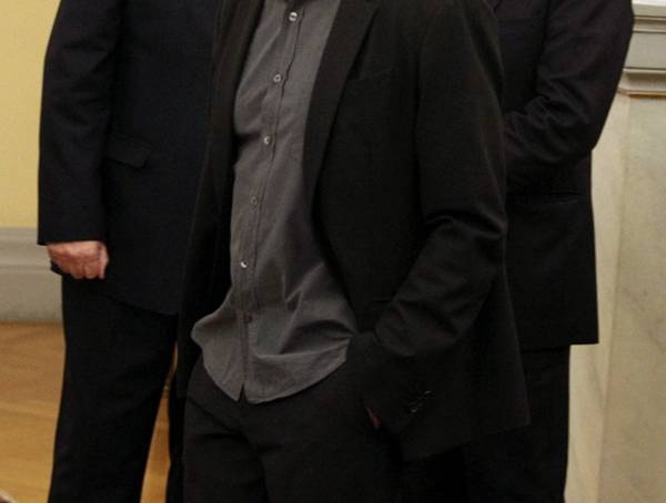 Ανεύθυνοι σουλατσαδόροι και… τεθλιμμένες χήρες