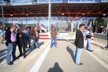 Αγρότες σήκωσαν μπάρες στα διόδια Νεστάνης