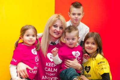 "Μοιάζουμε;" ρωτούν άτομα με σύνδρομο Down που φωτογραφίζονται με την οικογένειά τους