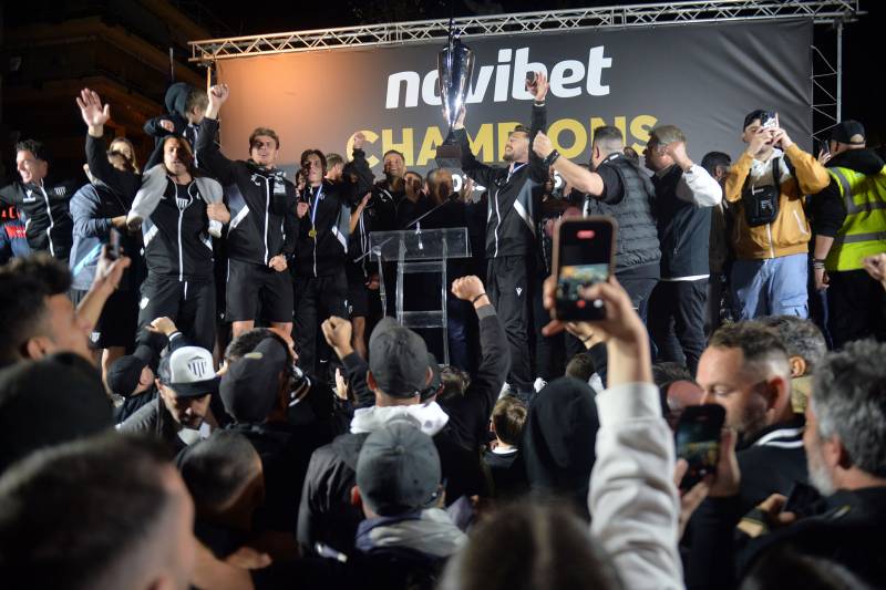 H «Μαύρη Θύελλα» σήκωσε την κούπα της πρωταθλήτριας μέσα σε αποθέωση! (βίντεο-φωτογραφίες)