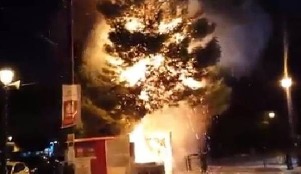 Στις φλόγες εκλογικό περίπτερο του Γ. Παπανδρέου (βίντεο)