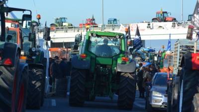 Κλιμακώνουν οι αγρότες με μπλόκα και πολύωρους αποκλεισμούς του οδικού δικτύου
