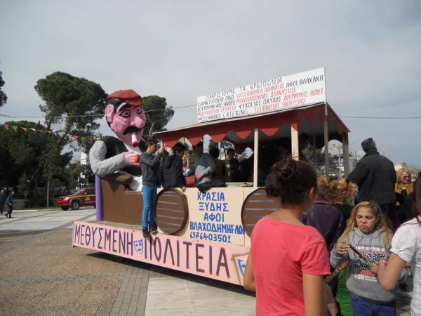 "Το άρμα του μπεκρή" στην πλατεία της Μεσσήνης - Τσικνίσματα σε όλη την πόλη (βίντεο και φωτογραφίες)