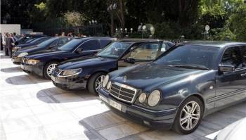 Πωλητήριο στα υπουργικά αυτοκίνητα βάζει η κυβέρνηση