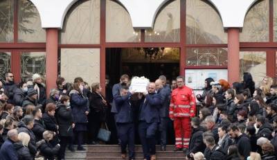 Τέμπη: Ανείπωτη θλίψη στην πρώτη κηδεία θύματος, της 34χρονης Αθηνάς (βίντεο)