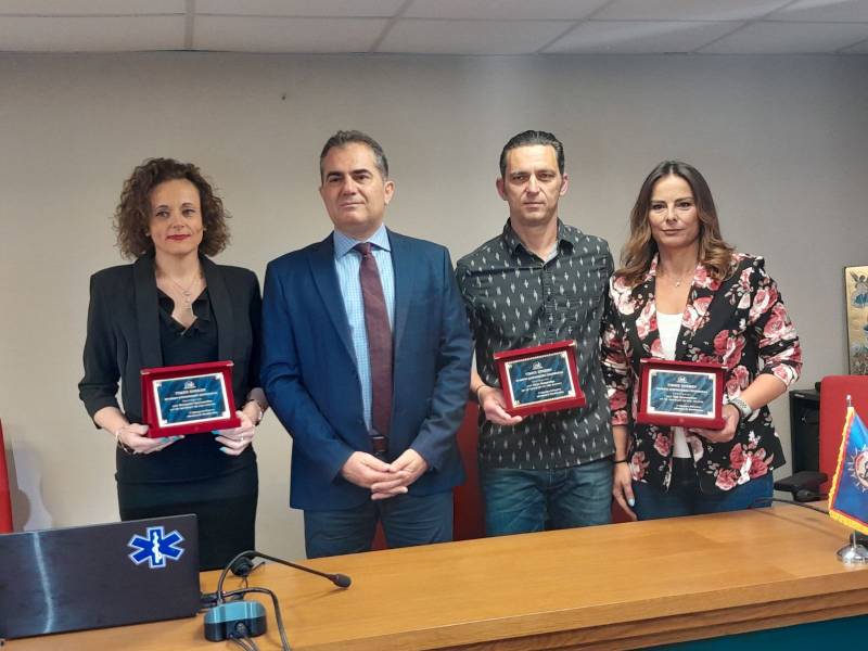 Καλαμάτα: Βράβευσαν πυροσβέστες και νοσηλεύτρια για τη διάσωση του βρέφους (βίντεο)