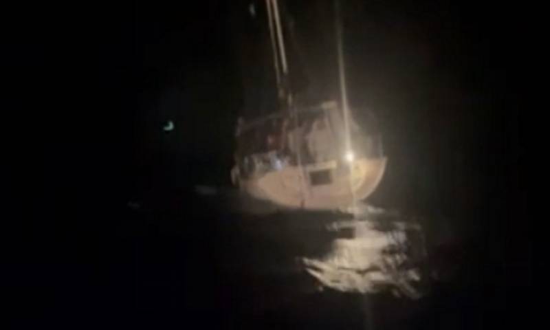 Διασώθηκαν 108 μετανάστες από ακυβέρνητο ιστιοφόρο ανοιχτά της Δήλου (βίντεο)