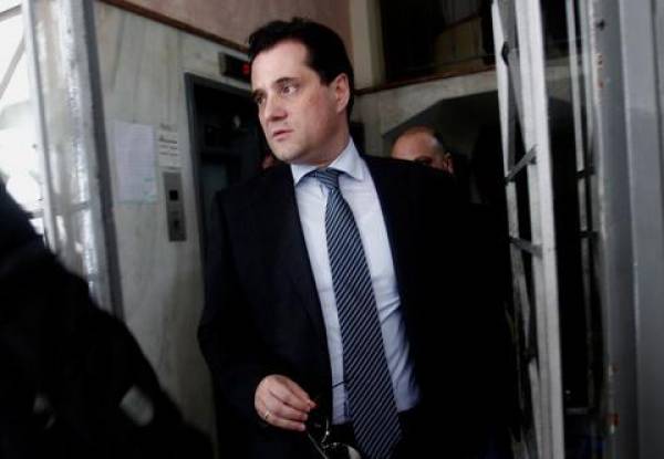 Γυναίκα «στόλισε» τον Άδωνι Γεωργιάδη σε ομιλία του στην Κω (βίντεο)